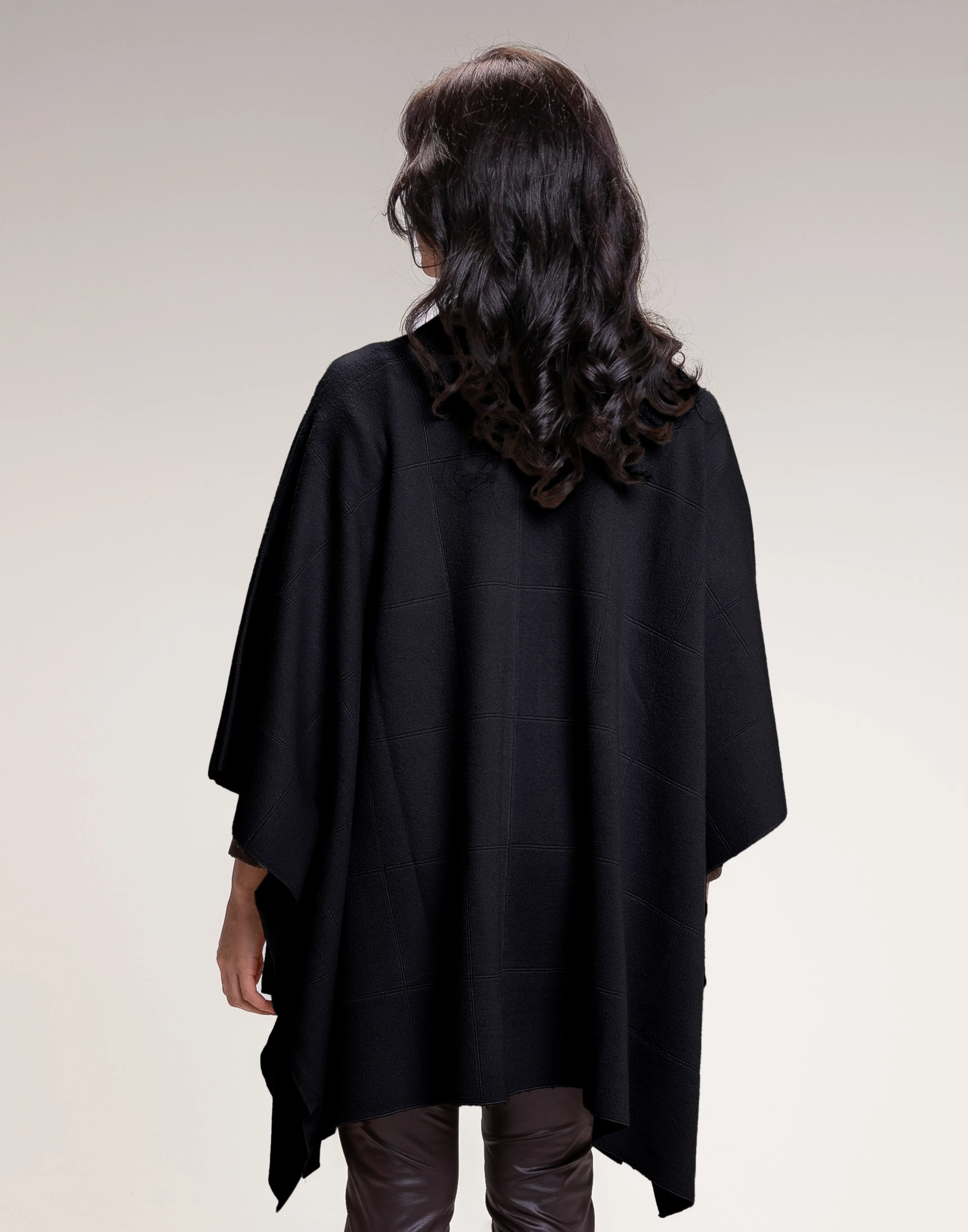 Poncho Strim Preto U